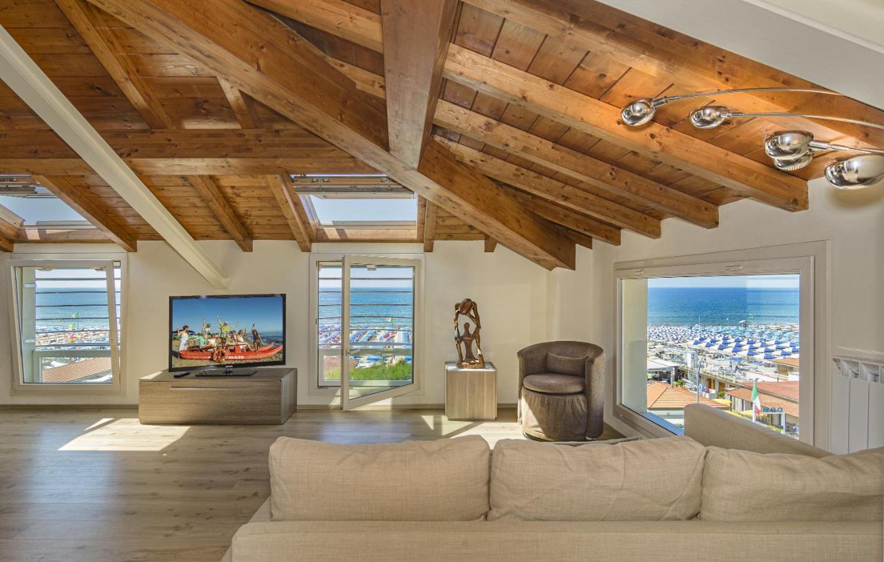 Attico Panoramico Fronte Mare Villa Лидо Ди Камайоре Екстериор снимка