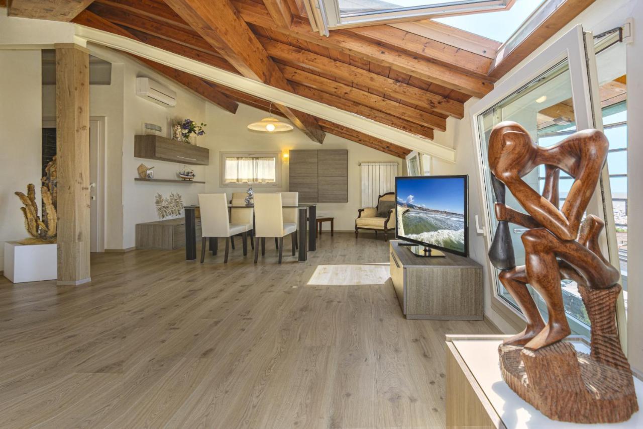 Attico Panoramico Fronte Mare Villa Лидо Ди Камайоре Екстериор снимка