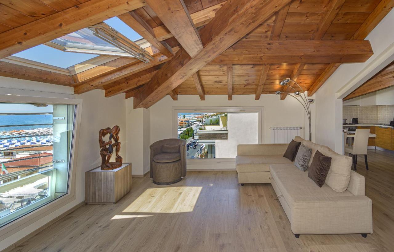 Attico Panoramico Fronte Mare Villa Лидо Ди Камайоре Екстериор снимка